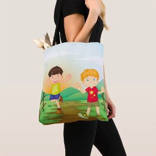 Glückliche Kinder spielen draußen Tasche