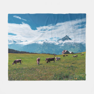 Glückliche Kühe auf dem Bauernhof in der Schweiz Fleecedecke