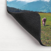 Glückliche Kühe auf dem Bauernhof in der Schweiz Mousepad (Ecke)
