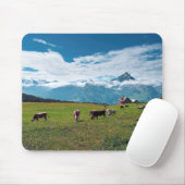 Glückliche Kühe auf dem Bauernhof in der Schweiz Mousepad (Mit Mouse)
