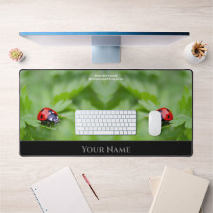 Glückliche Ladybugs motivierend Zitat positive Ein Schreibtischunterlage