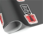 Glückliche Mädchen haben hübsche Geschenkpapier (Rolleneckpunkt)