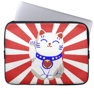 Glückliche niedliche neko Katze auf steigender Laptopschutzhülle