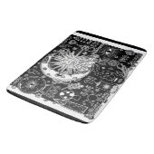 Glückliche Numerologie Manifesting Magic Black & W Badematte (Schrägansicht)