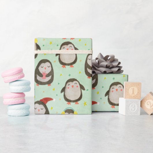 Glückliche Pinguine mit Weihnachtsmannmützen und O Geschenkpapier (Babyparty)