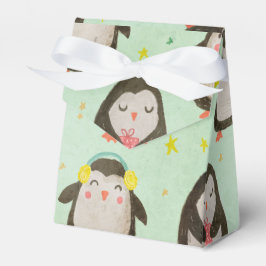 Glückliche Pinguine mit Weihnachtsmannmützen und O Geschenkschachtel