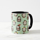 Glückliche Pinguine mit Weihnachtsmannmützen und O Tasse (VorderseiteRechts)
