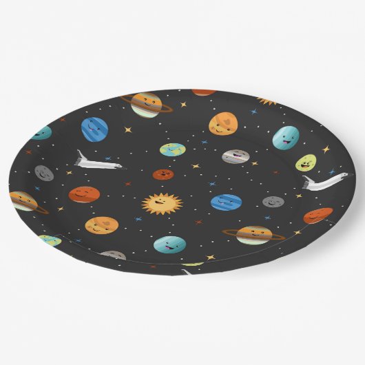 Glückliche Planeten im Weltraum Pappteller (Schrägansicht)