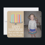 Glückliche Playful Menorah Foto-Karte Chanukkas Feiertagskarte<br><div class="desc">8 Nächte des Lichtes,  beleuchtet dieses helle und bunte menorah die Weise mit Ihrem kundenspezifischen Foto der Familie und einem neigenden Packpapierhintergrund</div>