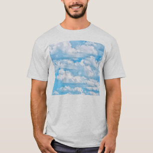 Glückliche Sonnige Wolken Hellblauer Himmel Hinter T-Shirt