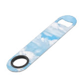 Glückliche sonnige Wolken-hellblauer Speedflaschenöffner (Vorderseite Schrägansicht)