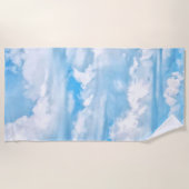 Glückliche sonnige Wolken-hellblauer Strandtuch (Vorderseite)