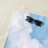 Glückliche sonnige Wolken-hellblauer Strandtuch (Beispiel)