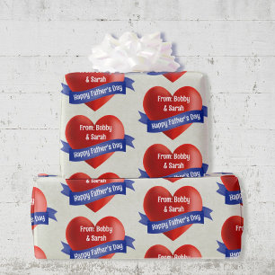 Glückliche Väter fügen dem Kind den Namen Big Red  Geschenkpapier