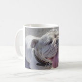 Glückliche weiße Bulldogge Kaffeetasse (Vorderseite Links)
