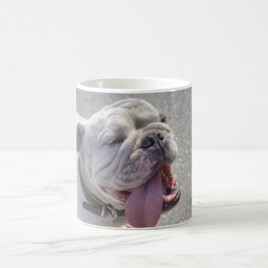 Glückliche weiße Bulldogge Kaffeetasse (Mittel)