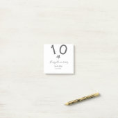 Glücklicher 10-jähriger Jubiläumsname Datum grauer Post-it Klebezettel (Auf Schreibtisch)