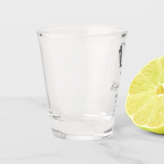 Glücklicher 10-jähriger Jubiläumsname Datum grauer Schnapsglas (Links)