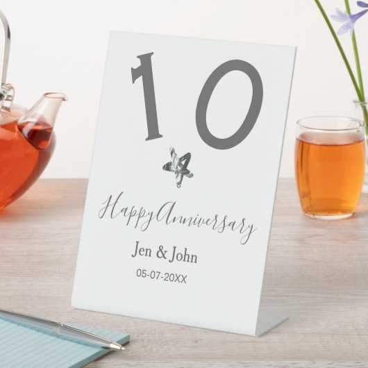 Glücklicher 10-jähriger Jubiläumsname Datum grauer Sockelschild (In Situ)