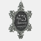 Glücklicher 25. Hochzeitstag Schneeflocken Zinn-Ornament (Links)