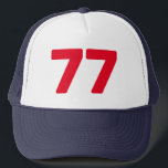 Glücklicher 77. truckerkappe<br><div class="desc">77. Geburtstags-Party der coolen Fernlastfahrerhutmänner! Addieren Sie Ihre eigene kundenspezifische Alterszahl. 71. 72. 73. 74. 75. 76. 77. 78. 79. 80. etc. Baseballmütze IE 70. mit zweistelligem Logo für Jahr- oder Alterszahl. Spaßzusatz für die Männer und Frauen, die sechsundsiebzig drehen. Spaß Headwear für Überraschungs-Partys. Großes Geschenk für Westeehemann, Ehefrau, Großmutter,...</div>