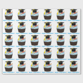 Glücklicher Abschluss mit kleinem Kuchen und Geschenkpapier (Flach)