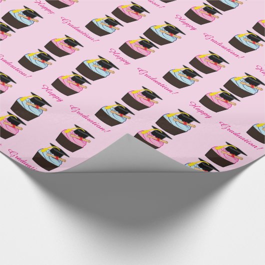 Glücklicher Abschluss mit kleinem Kuchen und Geschenkpapier (Ecke)