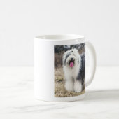 Glücklicher alter englischer Schäferhund Fluffiges Kaffeetasse (VorderseiteRechts)