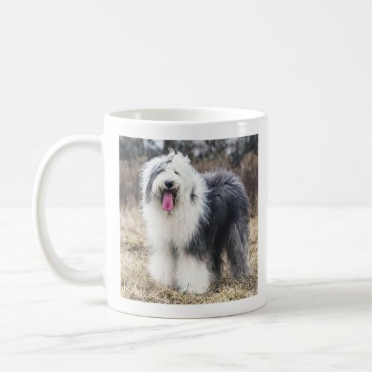 Glücklicher alter englischer Schäferhund Fluffiges Kaffeetasse (Links)