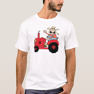 Glücklicher Bauer im roten Traktor, der einen Gruß T-Shirt