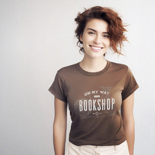 Glücklicher Bücherwurm Auf Dem Weg Zum Buchladen T-Shirt