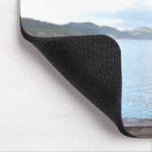 glücklicher Bullenhund sitzt auf Deck am See Mousepad (Ecke)
