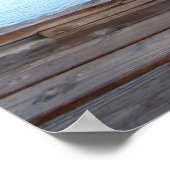 glücklicher Bullenhund sitzt auf Deck am See Poster (Ecke)