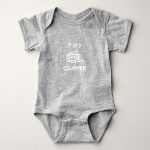 Glücklicher Camper in Weiß mit blauem Hintergrund Baby Strampler
