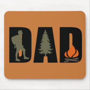 Glücklicher Camper Papa beim Outdoor-Camping Mousepad