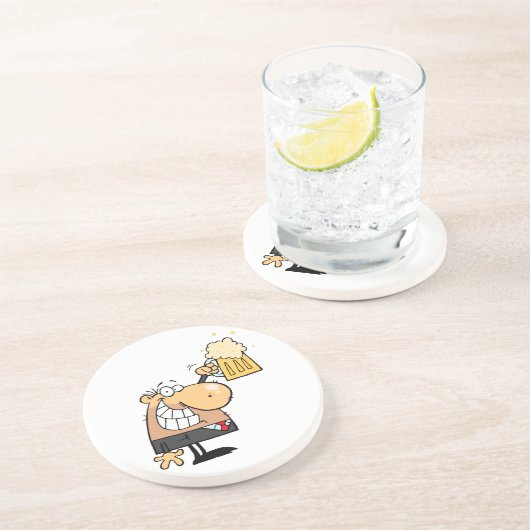 glücklicher Cartoon mit Bier feiern Sandstein Untersetzer (Seite)