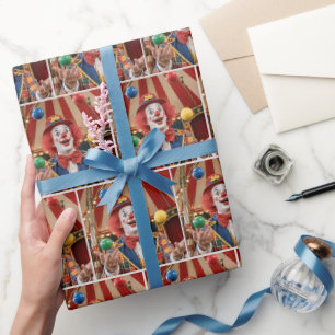 Glücklicher Clown jongliert farbenfrohe Bälle Geschenkpapier