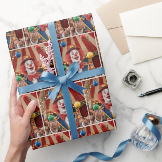 Glücklicher Clown jongliert farbenfrohe Bälle Geschenkpapier