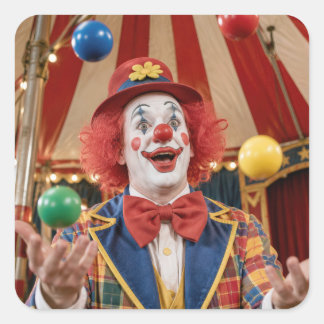 Glücklicher Clown jongliert farbenfrohe Bälle Quadratischer Aufkleber