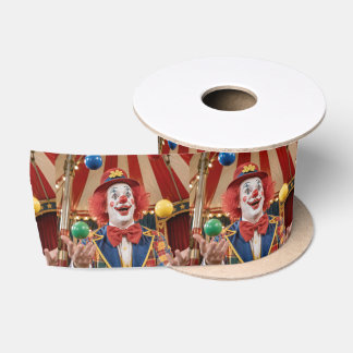 Glücklicher Clown jongliert farbenfrohe Bälle Satinband