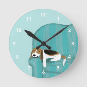 Glücklicher Couch-Beagle - niedlicher Runde Wanduhr