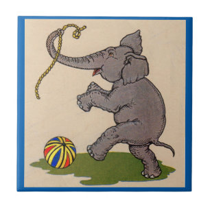 glücklicher Elefant, der mit Seil und Ball spielt Fliese