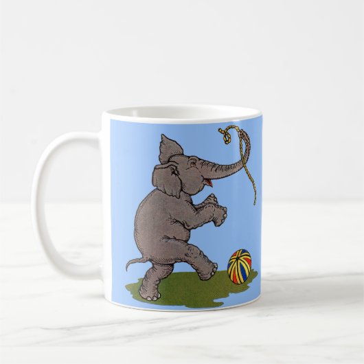 glücklicher Elefant, der mit Seil und Ball spielt Kaffeetasse (Links)