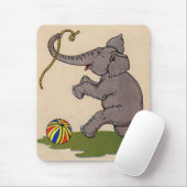 glücklicher Elefant, der mit Seil und Ball spielt Mousepad (Mit Mouse)