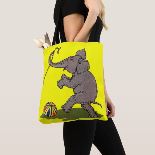 glücklicher Elefant, der mit Seil und Ball spielt Tasche (Von Nahem)
