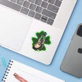 Glücklicher Erdmännchen St. Patrick's Day Aufkleber (Laptop mit iPhone)
