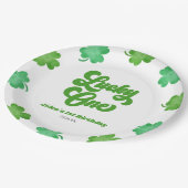 Glücklicher Erster Grüner Shamrock-Klee 1. Geburts Pappteller (Schrägansicht)