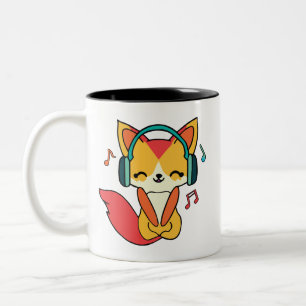 Glücklicher Fuchs mit Kopfhörern, der Musik hört. Zweifarbige Tasse