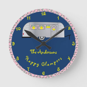 Glücklicher Glamper Vintage-Streamline-Wohnwagen Runde Wanduhr