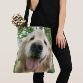 Glücklicher golden retriever-Hund außerhalb des Tasche (Von Nahem)